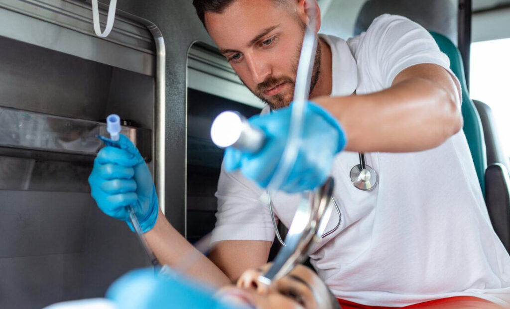 Médico se preparando para fazer intubação