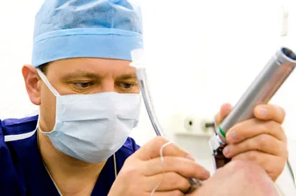 Médico fazendo intubação