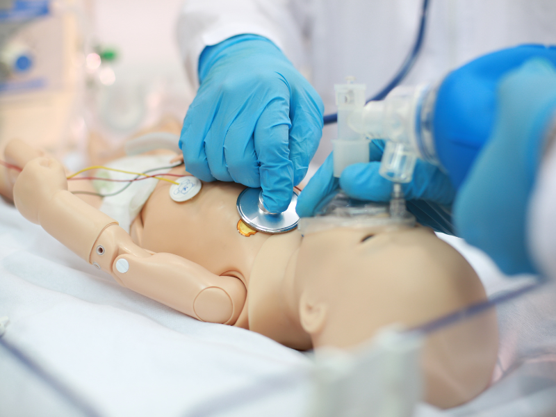 Intubação orotraqueal em modelo de paciente pediátrico