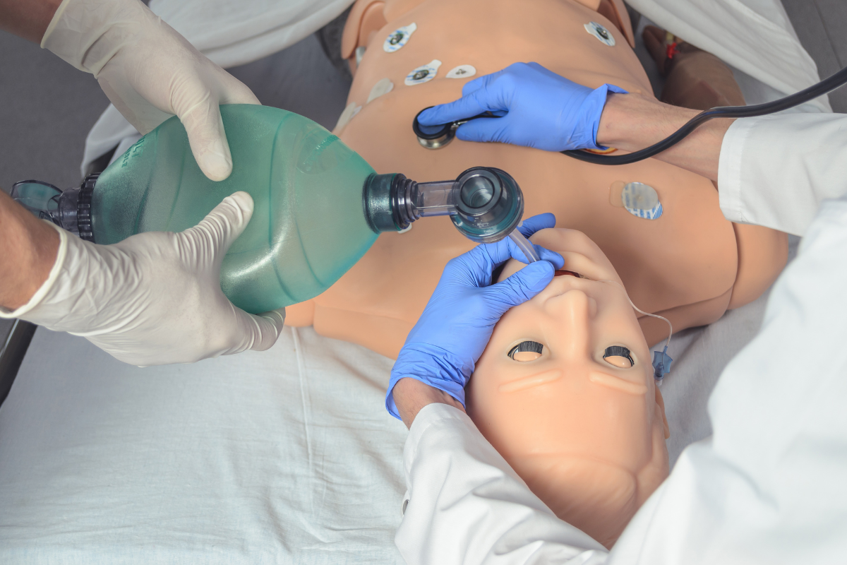 Intubação orotraqueal em boneco