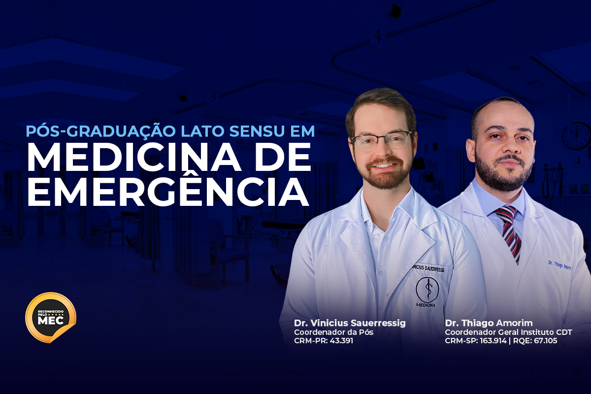 Imagem da Pós-Graduação Lato Sensu em Medicina de Emergência, destacando os coordenadores Dr. Vinícius Sauerressig e Dr. Thiago Amorim, reconhecida pelo MEC, com fundo de hospital em tom azul escuro.