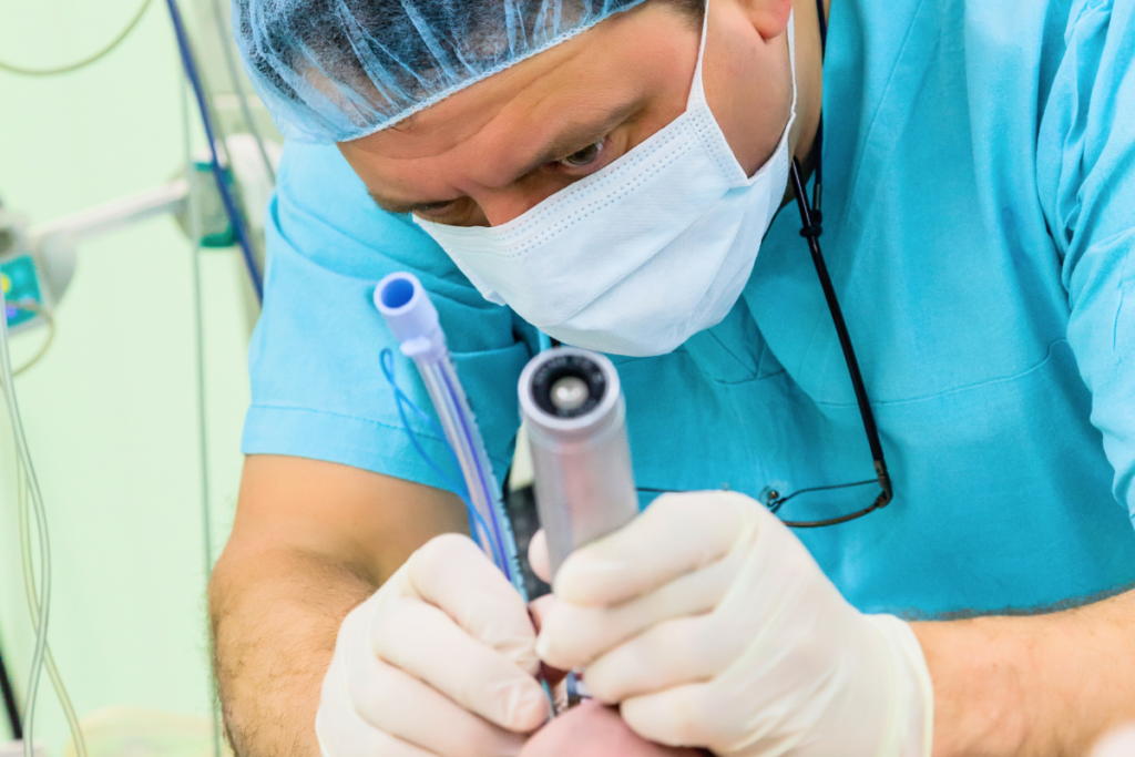 Médico fazendo intubação orotraqueal