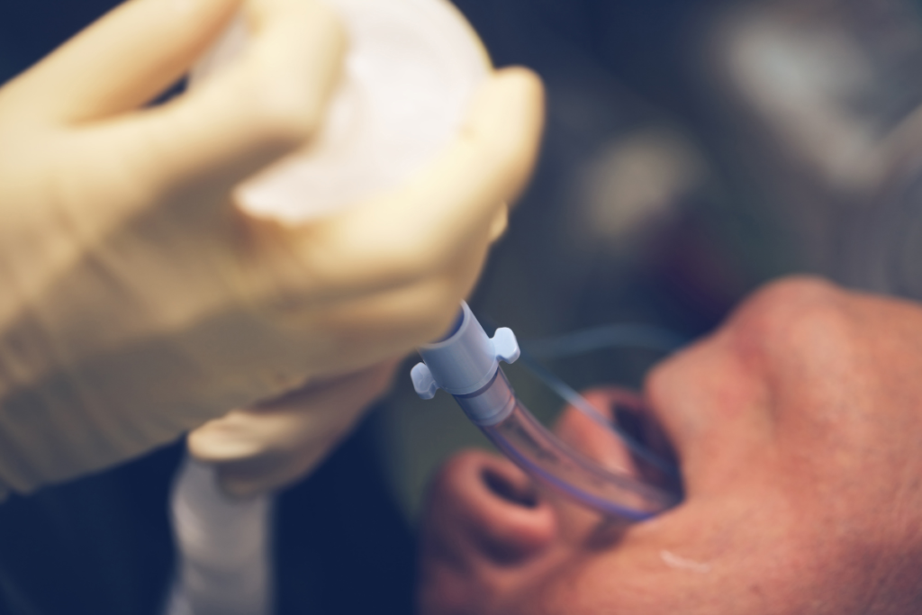Médico intubando paciente