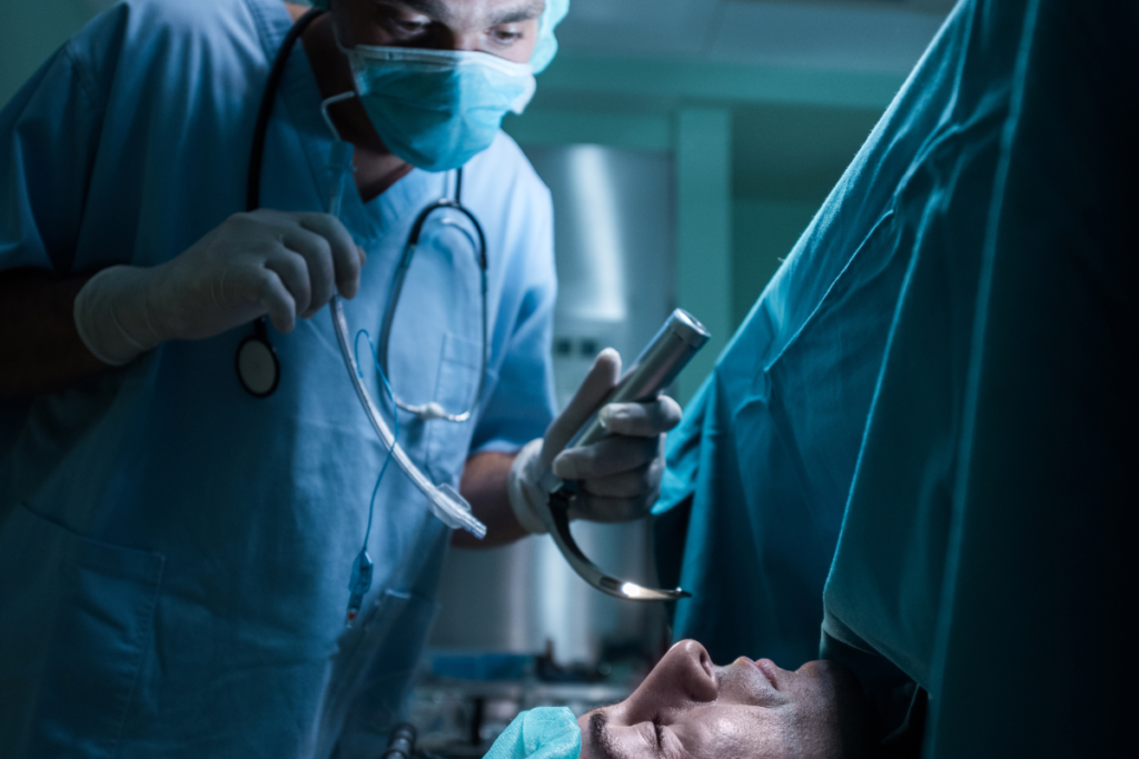 Paciente prestes a ser intubado por médico