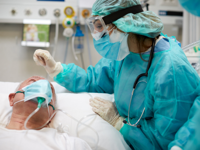 cuidados de enfermagem com pacientes críticos em UTI atendimento