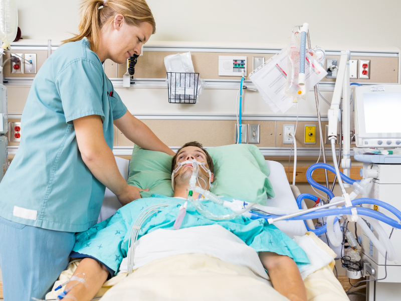 cuidados de enfermagem com pacientes críticos em UTI gerenciamento