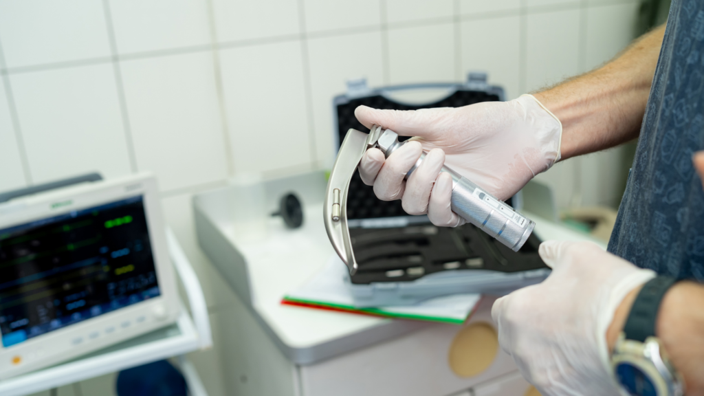 Médico prestes a fazer intubação orotraqueal