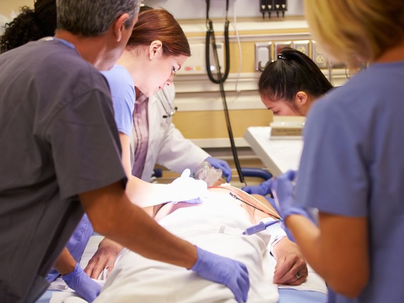 cuidados intensivos na medicina de emergência uti