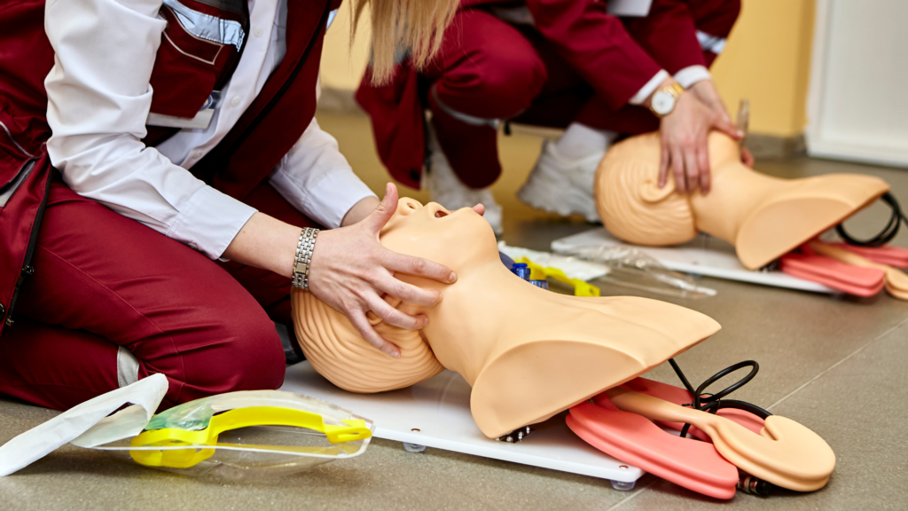Profissional praticando intubação com manequim