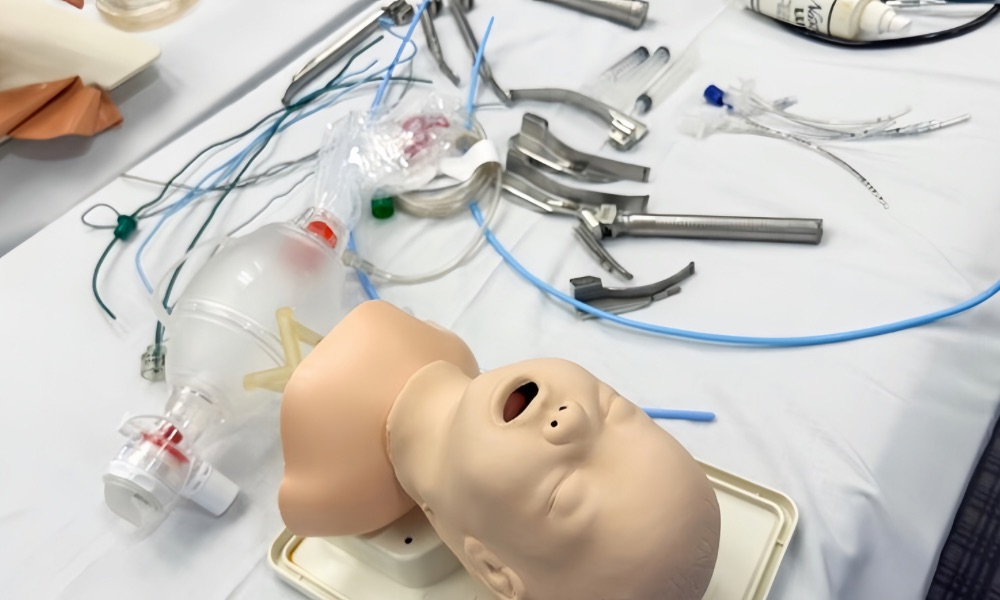 Intubação orotraqueal em manequim pediátrico