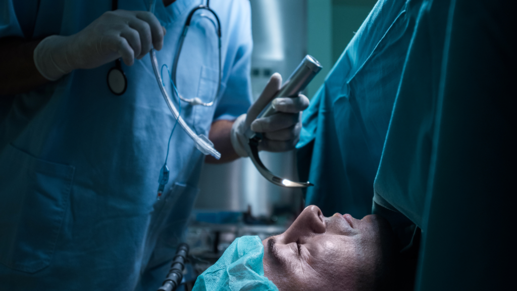 Médico prestes a fazer procedimento em paciente