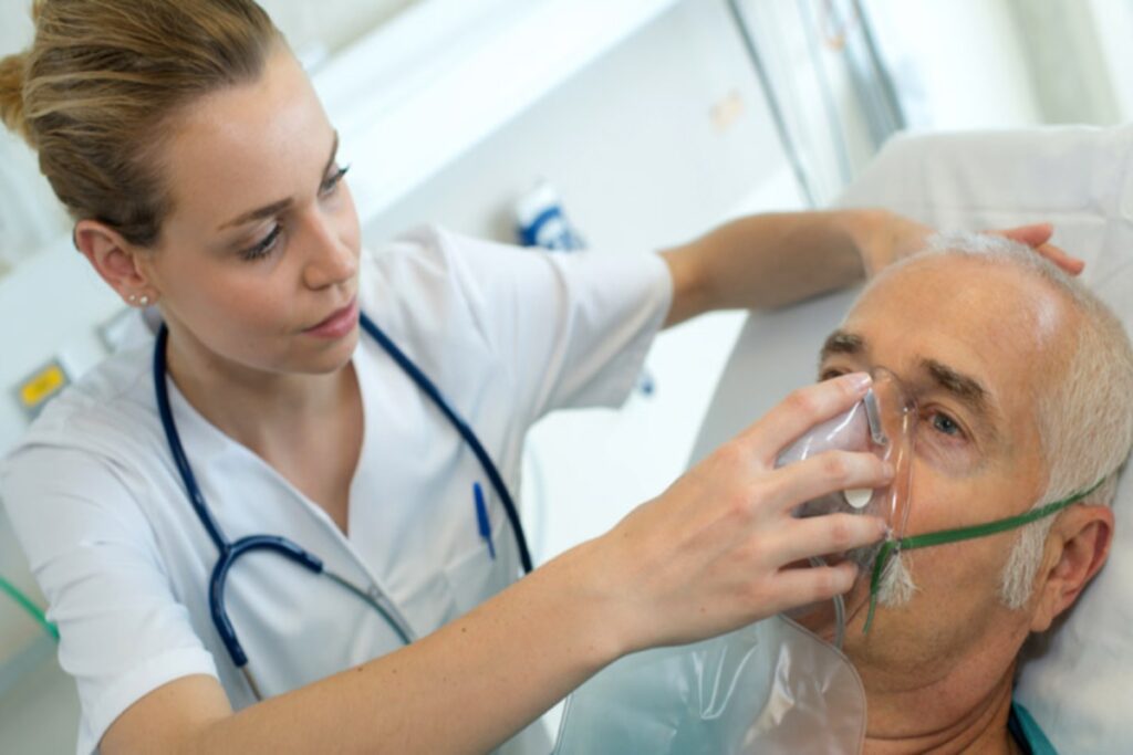 Médica ajustando ventilação mecânica não invasiva para paciente