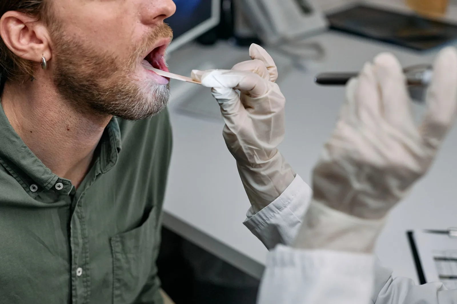 A maioria das faringites é viral e não exige antibiótico.