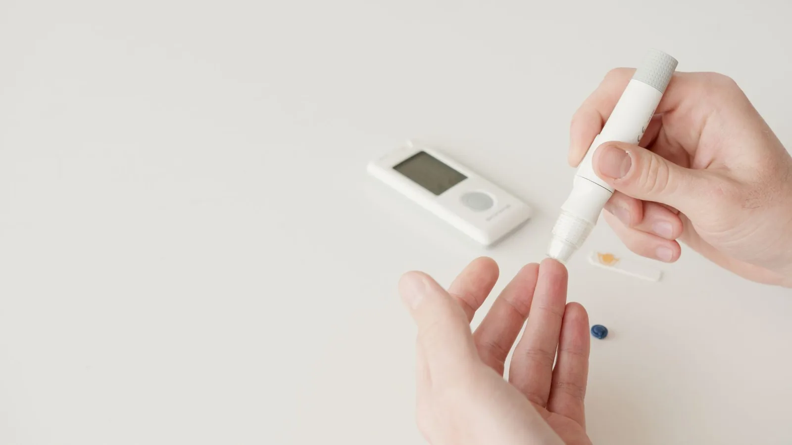 A glicemia de jejum e a HbA1c definem o pré-diabetes.