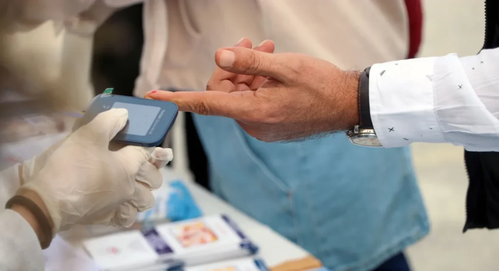 A glicemia de jejum e a HbA1c definem o pré-diabetes.