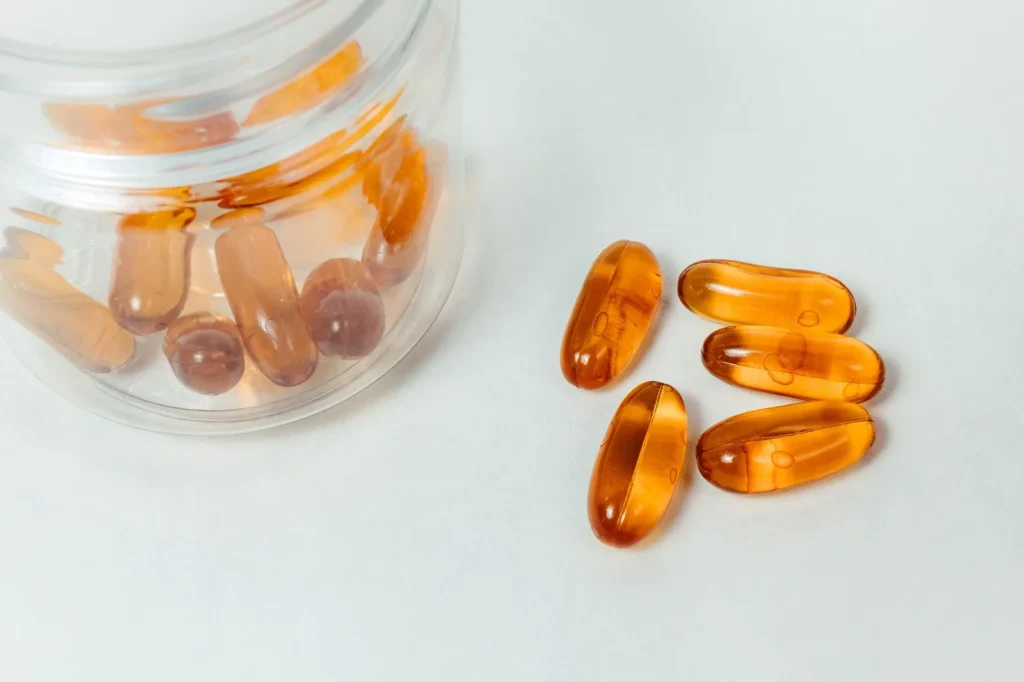 A reposição de vitamina D é guiada pelo nível sérico e pelo grupo de risco.